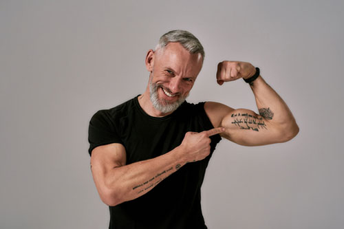 Tatuaż napis na bicepsie od wewnątrz